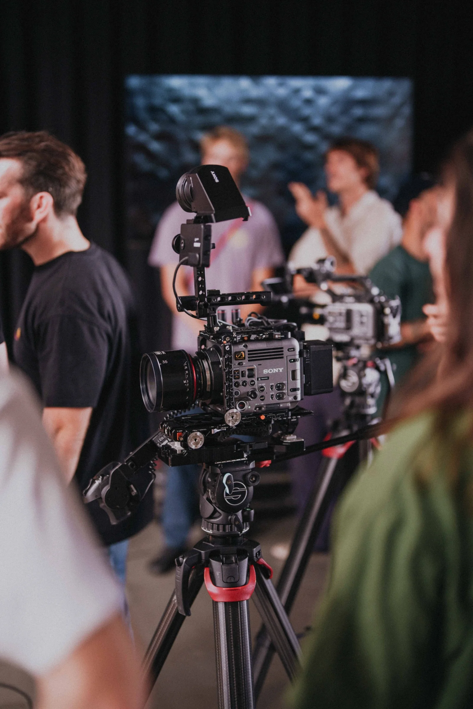 Sony filmcamera op statief op een evenement