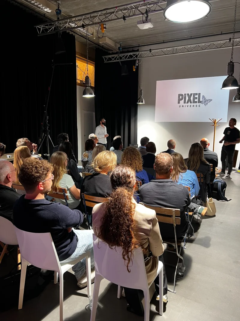 Een presentatie over Pixel Universe in de grote studio van Studio2Go in Haarlem