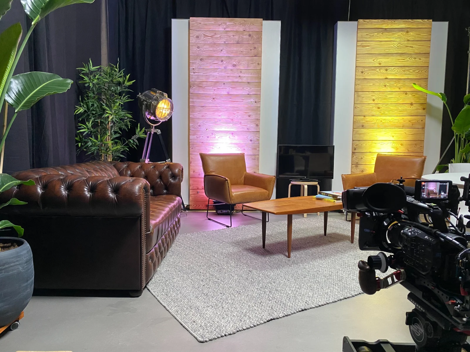 Huiselijke podcast setting in de studio van Studio2Go in Haarlem