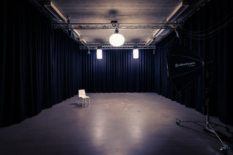 Zwarte grote studio