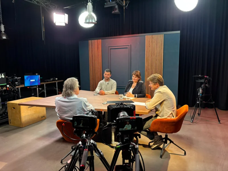 Vier mensen in gesprek in een talkshow in de grote studio van Studio2Go in Haarlem
