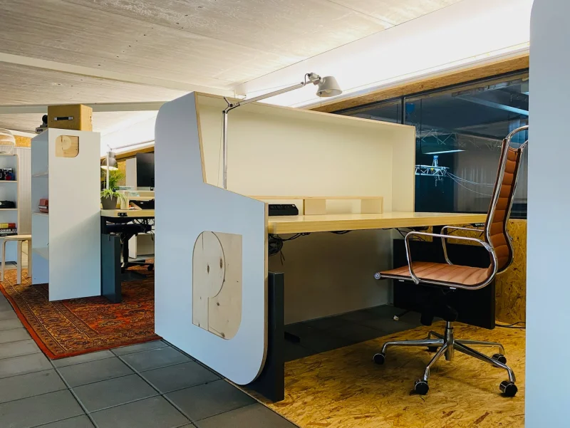 Leeg bureau met stoel
