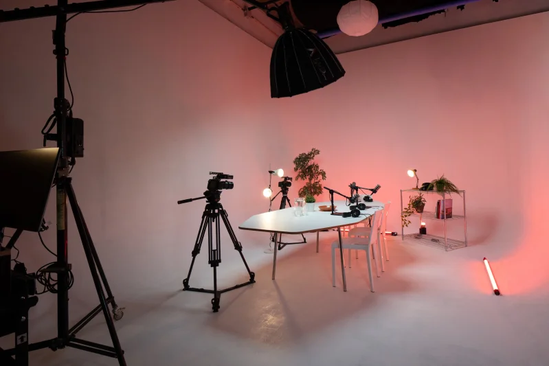 Podcast set up in de witte studio van Studio2Go in Haarlem