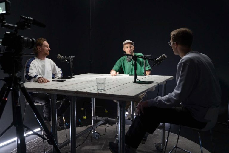 Een plug and play podcast studio huren. Wat zijn de voordelen?