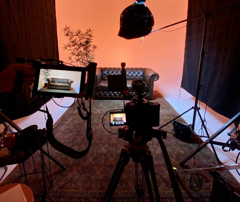 Professionele studio setup met camera’s en verlichting voor video opname – voorbeeld van filmen in studio vs thuis opnemen
