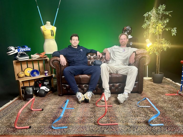 Multifunctionele studio huren voor video, podcast en creatieve content – ingerichte studio met verschillende props en opstellingen