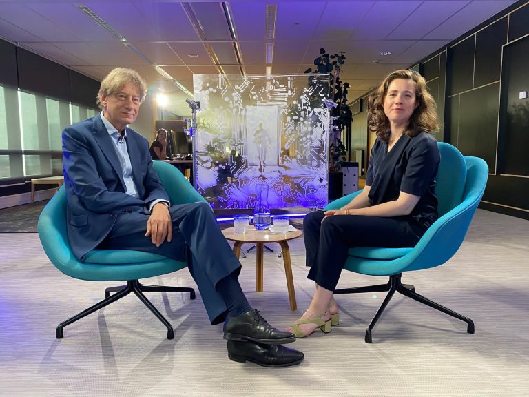 Professionele talkshow opzetten met gasten, studio verlichting en interview setting – voorbeeld van talkshow opname met twee sprekers