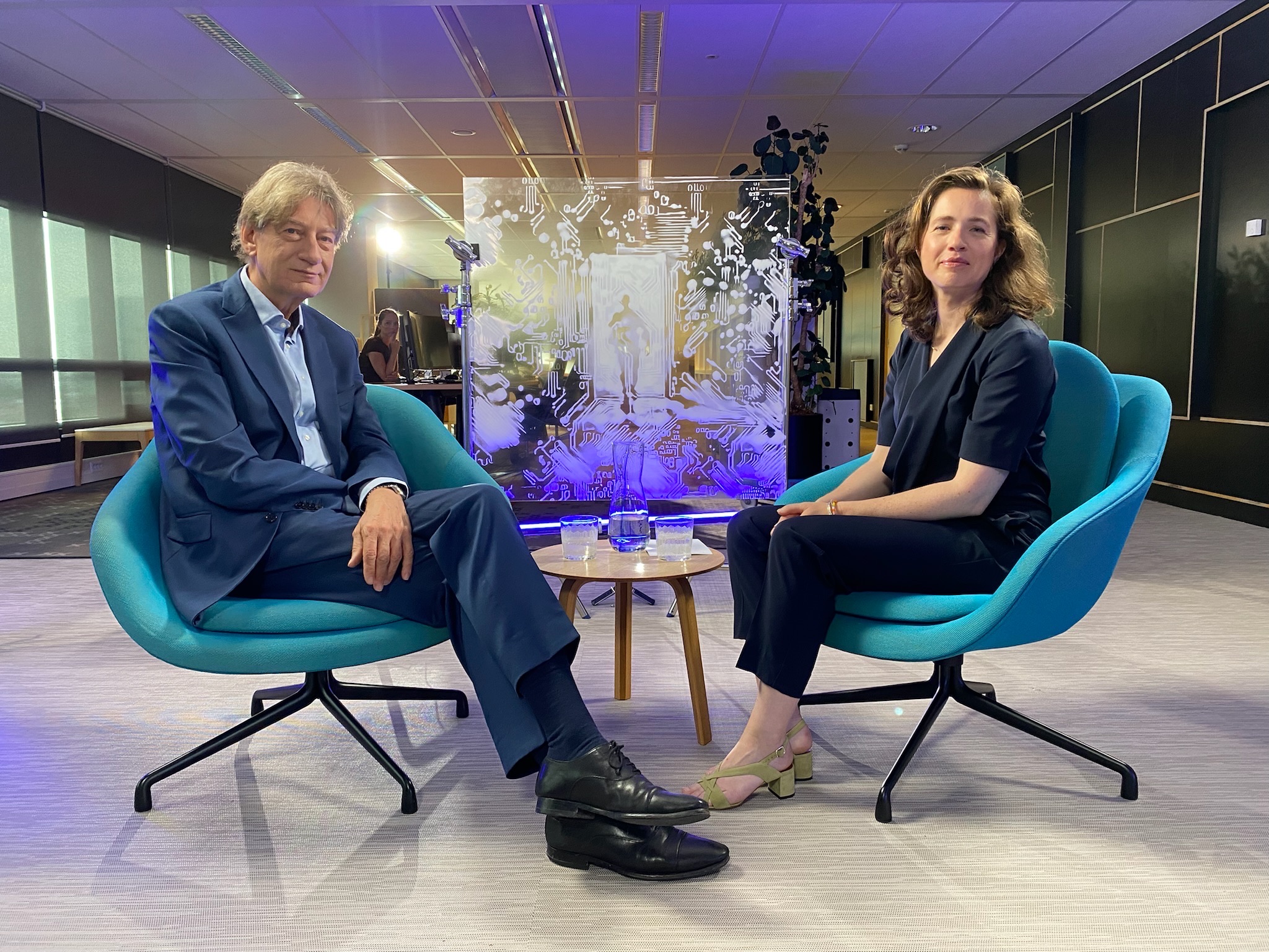 Professionele talkshow opzetten met gasten, studio verlichting en interview setting – voorbeeld van talkshow opname met twee sprekers