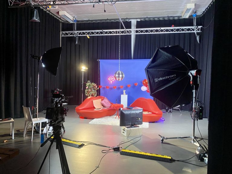 Betaalbare studio huren in Haarlem met professionele verlichting, camera en creatieve set – voorbeeld van filmstudio voor video en content productie