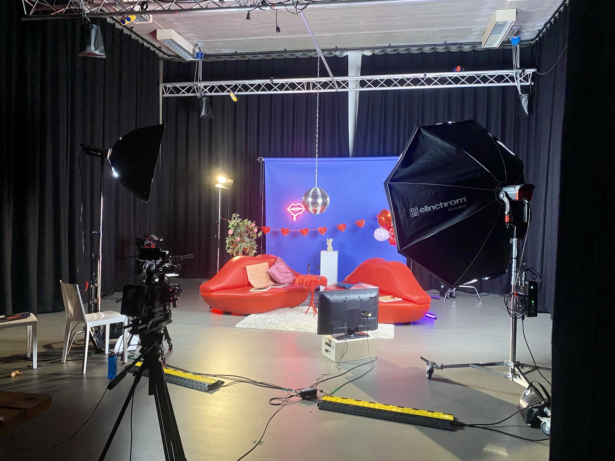 Betaalbare studio huren in Haarlem met professionele verlichting, camera en creatieve set – voorbeeld van filmstudio voor video en content productie