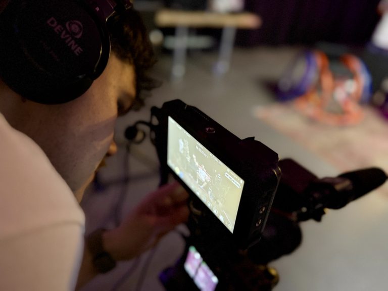 Flex studio abonnement voor zzp’ers met professionele video apparatuur – cameraman filmt content in studio omgeving