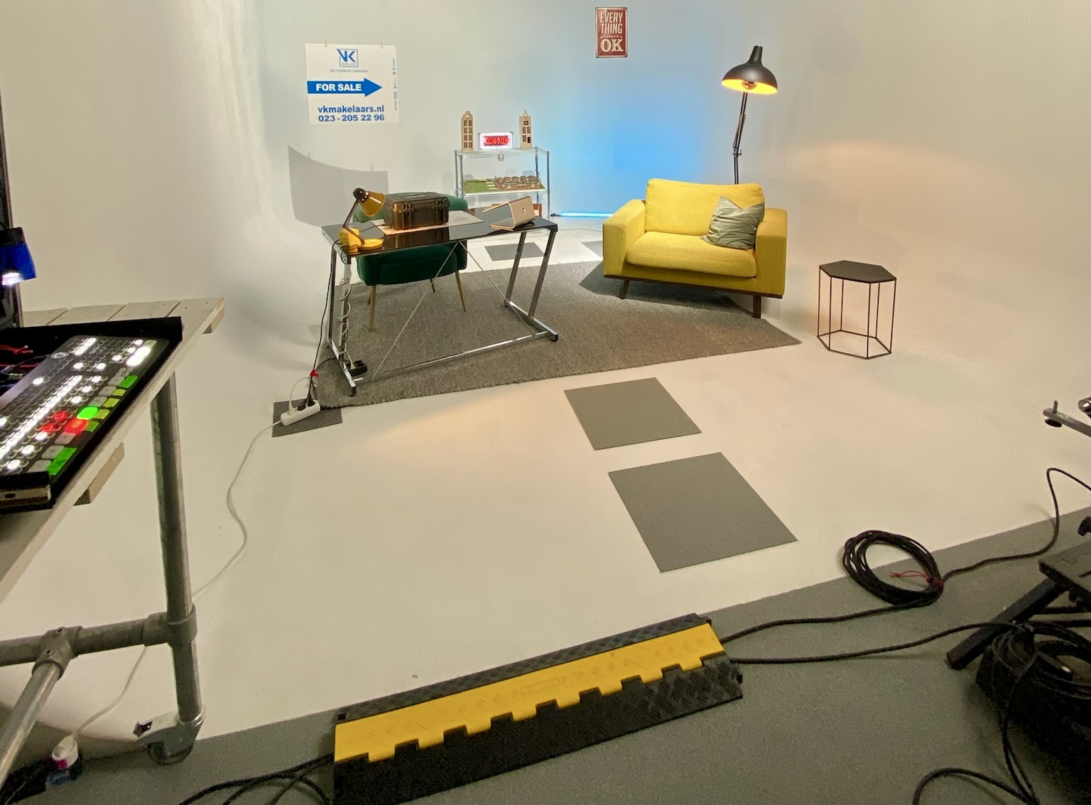Studio huren in Amsterdam met ingerichte set, meubels en professionele apparatuur – voorbeeld van studio voor video en content creatie