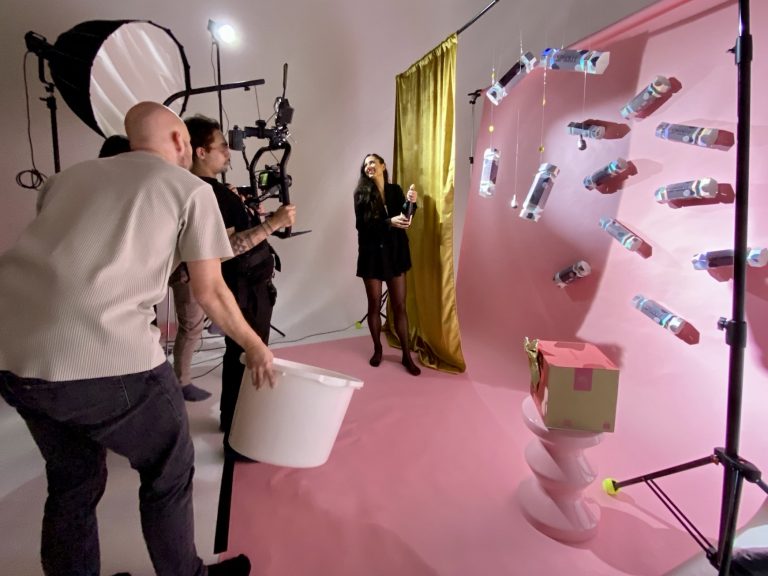 Creatieve content studio huren met unieke set, props en professionele video apparatuur – voorbeeld van creatieve content productie in studio