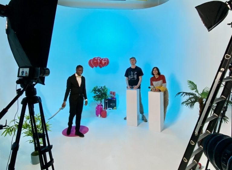 Goedkope filmstudio huren met professionele camera’s, verlichting en decor – voorbeeld van betaalbare filmstudio voor video productie