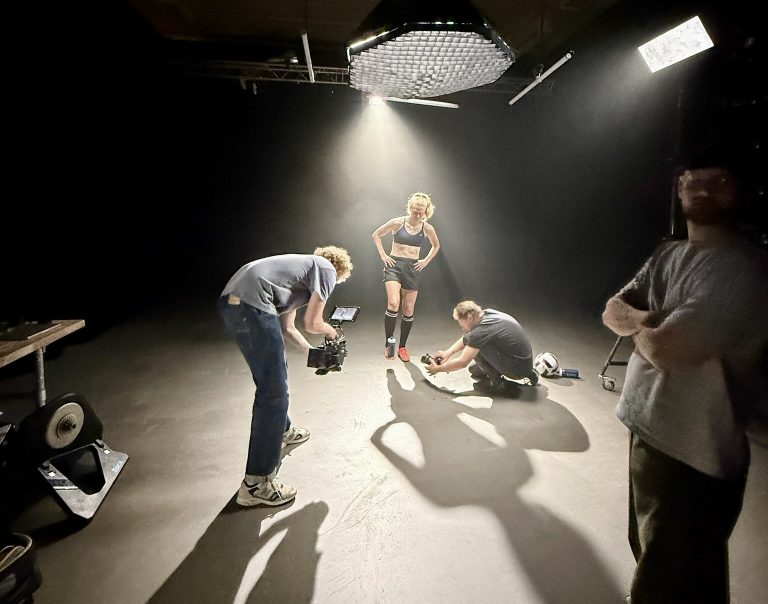 Studio huren zonder hoge kosten met professionele verlichting en video productie setup – betaalbare studio voor content creators en shoots