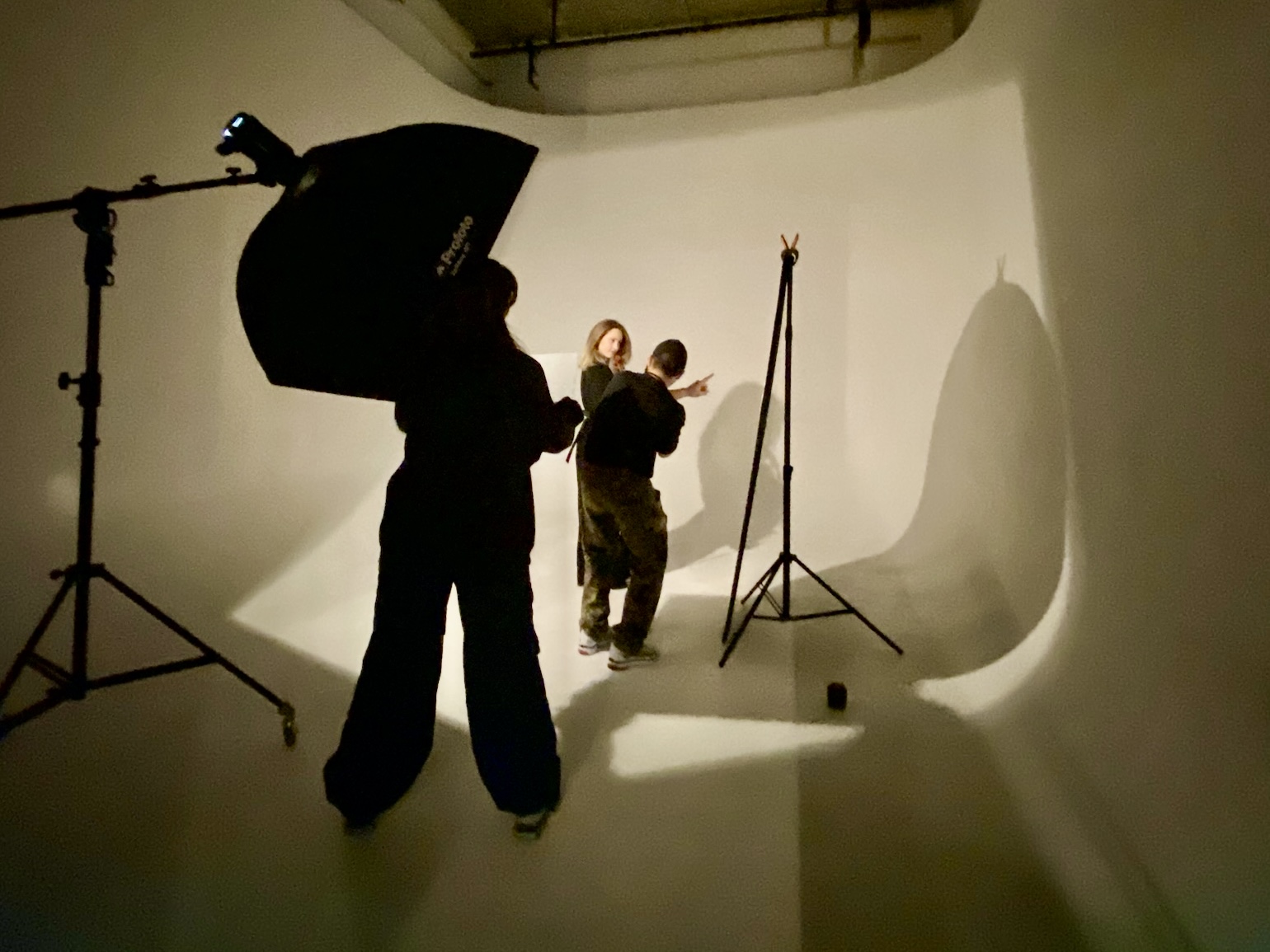Vaste studio voor content creators met professionele verlichting en fotografie setup – content creator werkt samen met fotograaf in studio