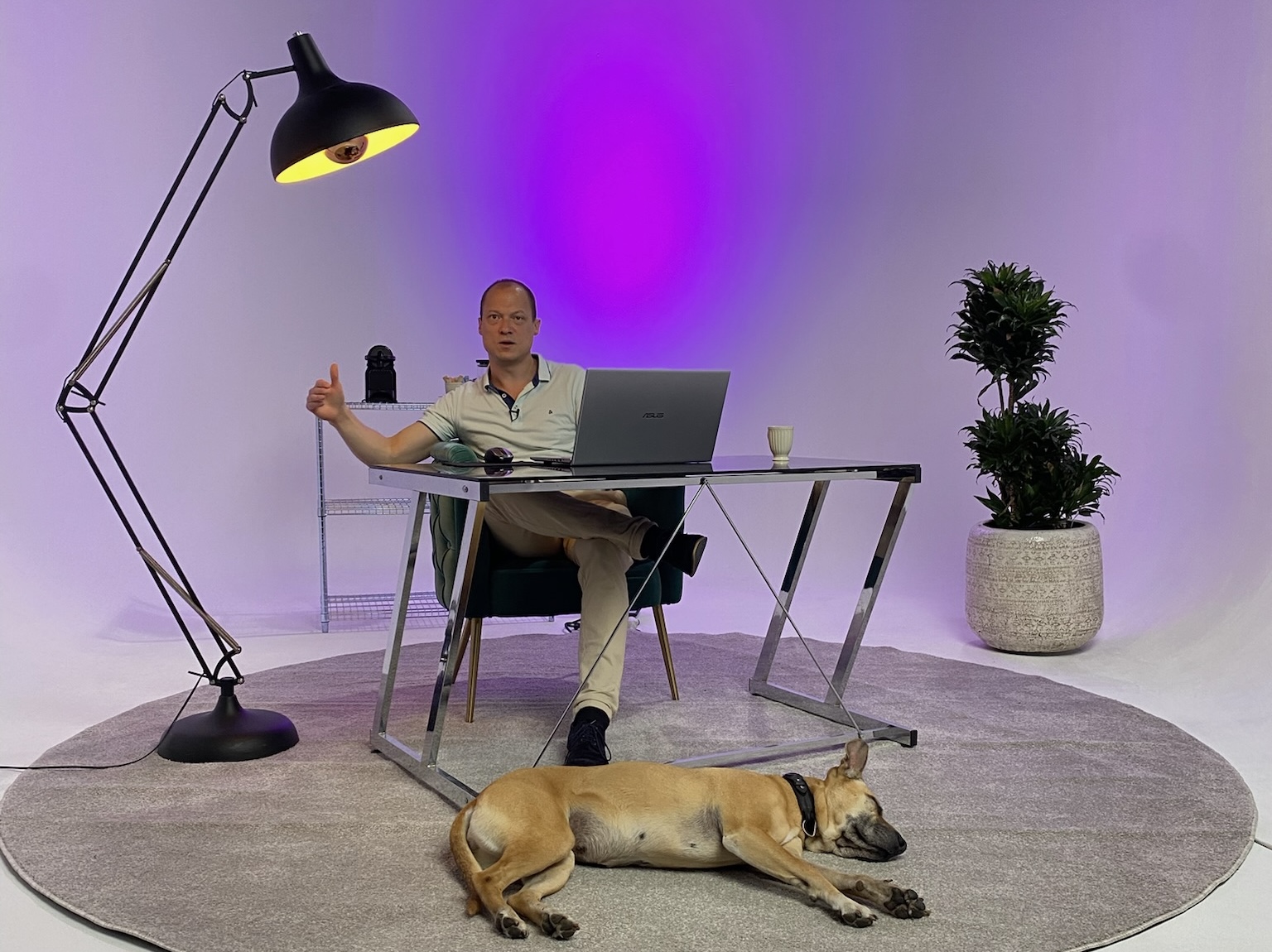 Content batch opnemen in studio met laptop, microfoon en professionele verlichting – voorbeeld van efficiënte contentproductie in één sessie
