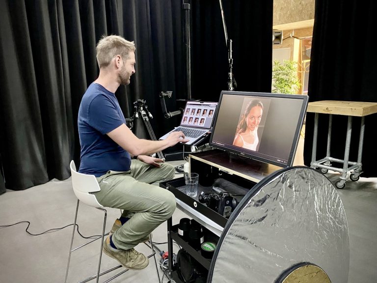 Vaste studio voor freelancers met professionele foto bewerking en apparatuur – fotograaf werkt aan beelden in studio omgeving