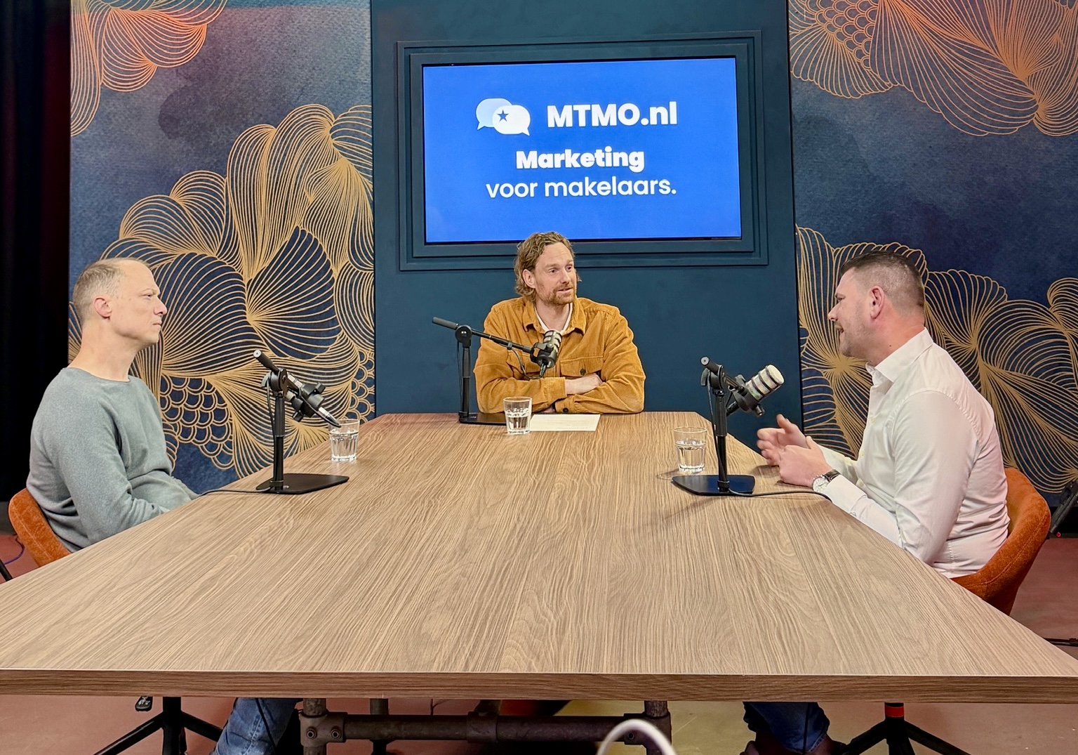 Podcast opnemen in Amsterdam met professionele studio, microfoons en meerdere sprekers aan tafel – voorbeeld van podcast studio opname