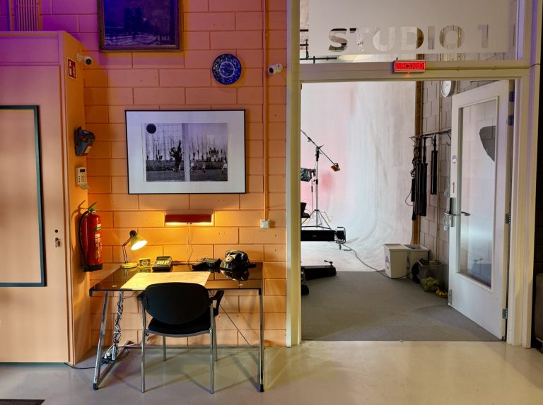 Flexibele studio huren zonder abonnement met toegang tot professionele opnamestudio en apparatuur – voorbeeld van studio ruimte met opname set achter de schermen