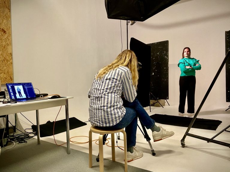 Fotostudio huren in Haarlem met professionele verlichting en fotograaf tijdens fotoshoot – voorbeeld van fotostudio voor portretfotografie