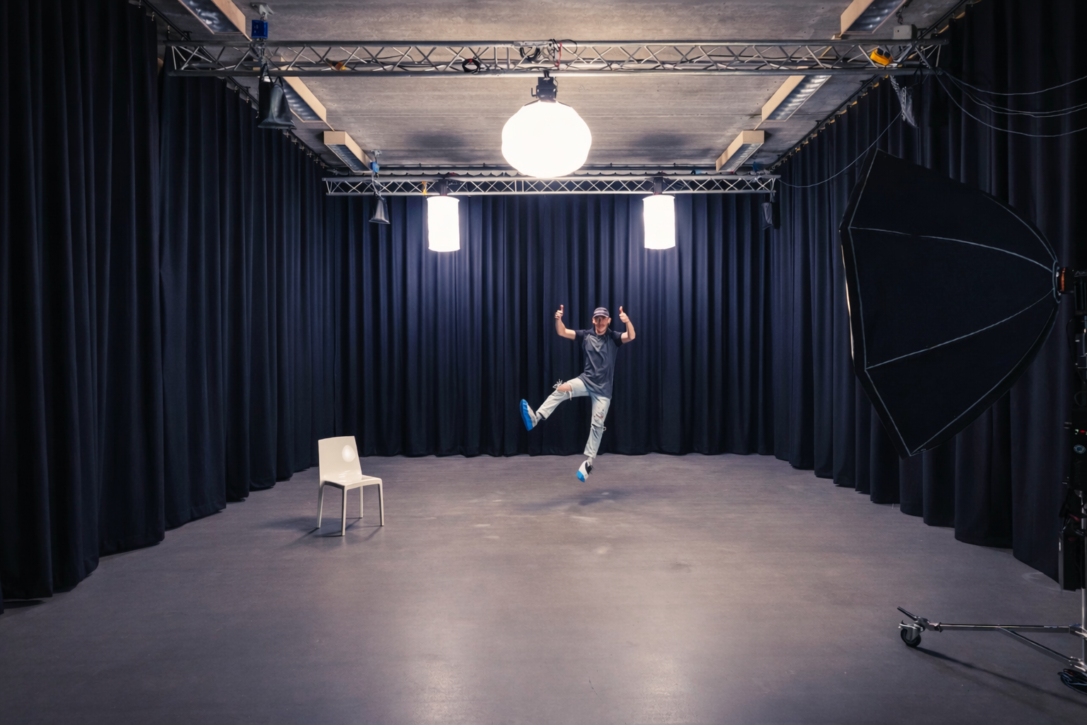 Grote studio huren met professionele belichting en ruime studio setup voor video en fotografie