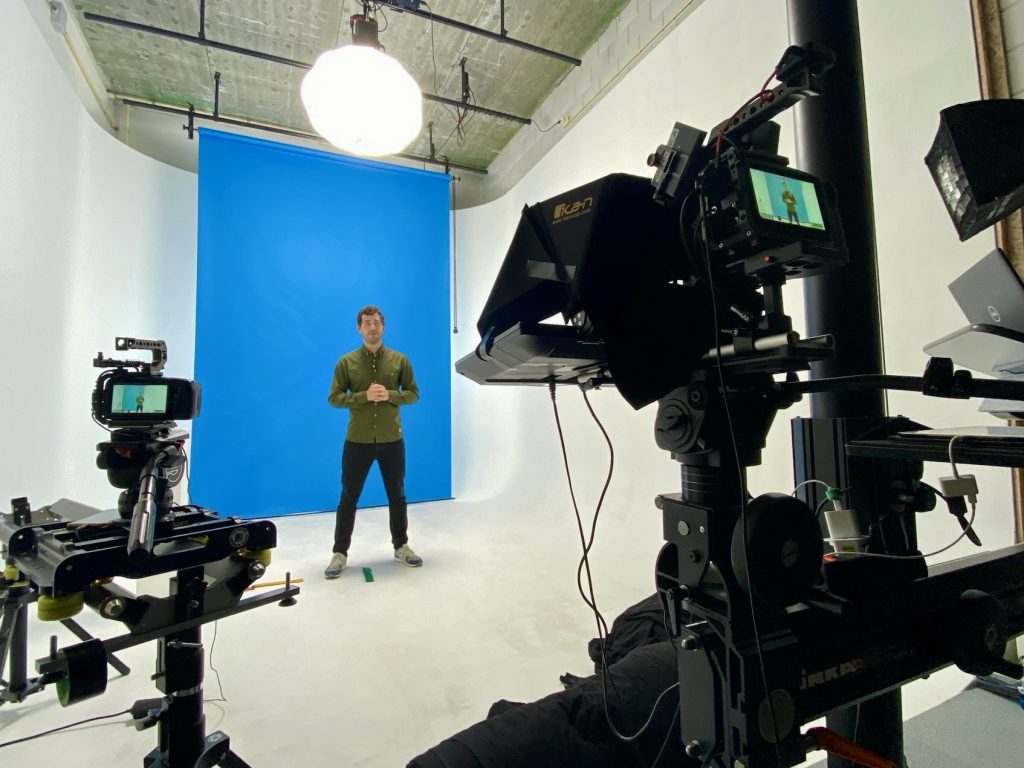 Online cursus opnemen in professionele studio met green screen, camera’s en studioverlichting – voorbeeld van opnamestudio voor e-learning video