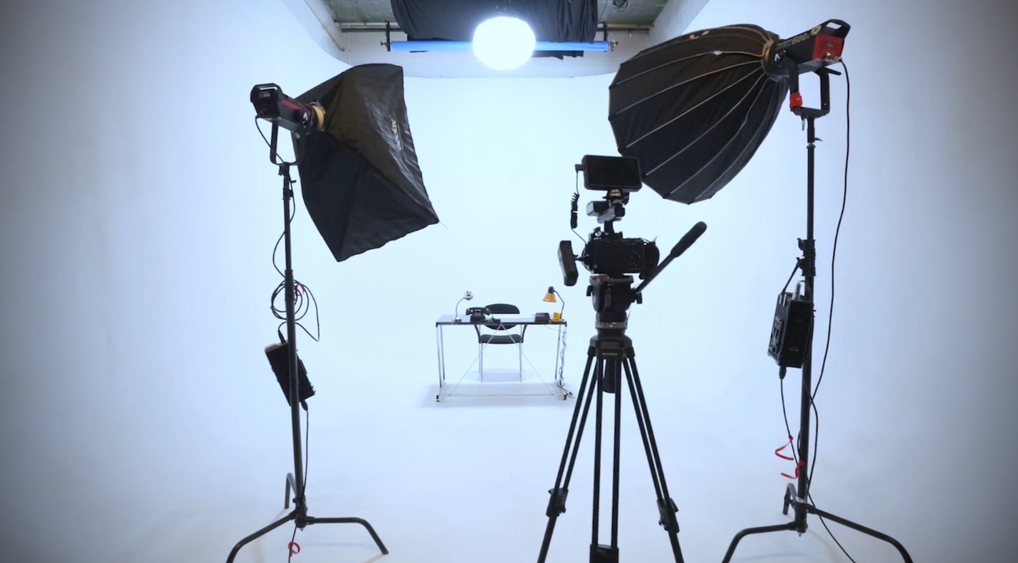 Witte studio huren met professionele belichting en camera setup