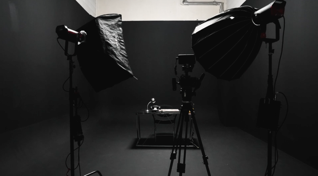 Zwarte studio huren met professionele belichting en low key fotografie setup