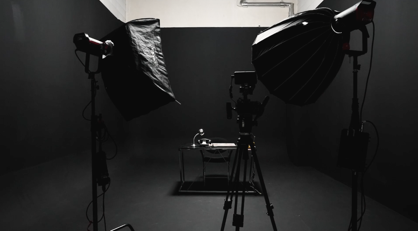 Zwarte studio huren met professionele belichting en low key fotografie setup